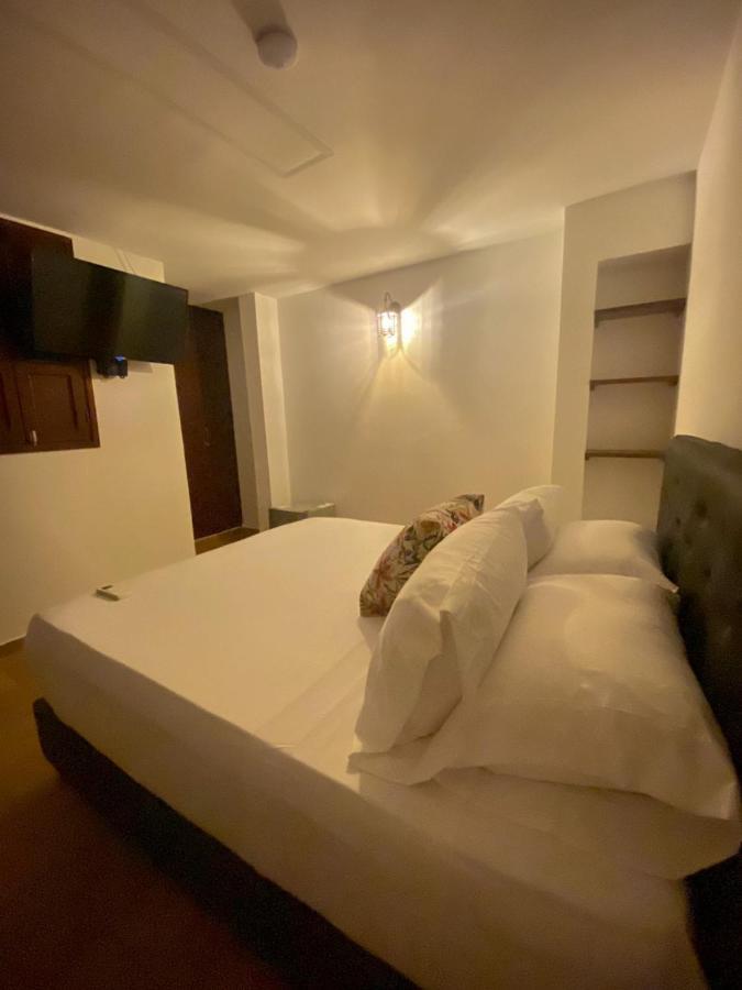 Habitación con cama grande